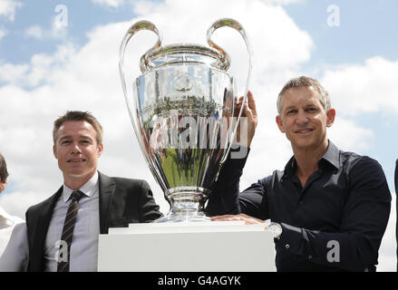 Fußball - UEFA Champions Festival Photocall - Hyde Park. Graeme Le Saux (links) und Gary Lineker während der offiziellen Eröffnung des UEFA Champions Festivals im Hyde Park in London. Stockfoto