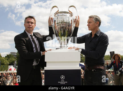 Graeme Le Saux (links) und Gary Lineker während der offiziellen Eröffnung des UEFA Champions Festivals im Hyde Park in London. Stockfoto