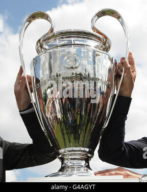 Graeme Le Saux (links) und Gary Lineker tragen die UEFA Champions League Trophy während der offiziellen Eröffnung des UEFA Champions Festivals im Hyde Park in London. Stockfoto