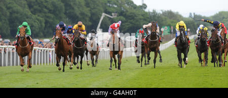 Sagramor, geritten von Nicky Mackay (ganz links), gewinnt die Betfred Silver Bowl Stakes während des Betfred Silver Bowl und Temple Stakes Day auf der Haydock Racecourse, Merseyside. Stockfoto