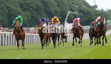 Sagramor, geritten von Nicky Mackay (ganz links), gewinnt die Betfred Silver Bowl Stakes während des Betfred Silver Bowl und Temple Stakes Day auf der Haydock Racecourse, Merseyside. Stockfoto