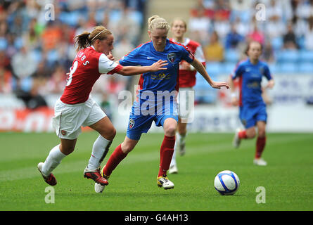 Jordan Nobbs von Arsenal (links) und Helen Bleazard von der Bristol Academy beim Finale des Womens FA Cup in der Ricoh Arena, Coventry. Stockfoto