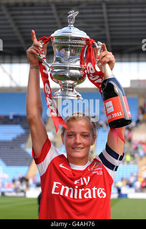 Fußball - FA-Cup der Frauen - Finale - Arsenal gegen Bristol Academy - Ricoh Arena. Arsenal-Kapitän Katie Chapman hebt den FA Cup an Stockfoto