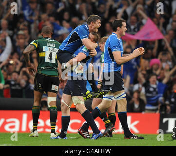 Rugby Union - Heineken Cup - Finale - Leinster gegen Northampton Saints - Millennium Stadium. Leinster's Brian O'Driscoll feiert mit Teamkollege Jamie Heaslip beim Schlusspfiff Stockfoto