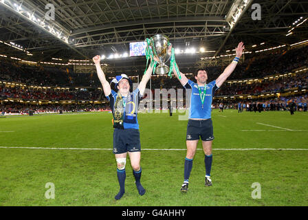 Brian O'Driscoll und Shane Horgan von Leinster feiern den Sieg über Northampton während des Heineken Cup Finales im Millennium Stadium, Cardiff. Stockfoto