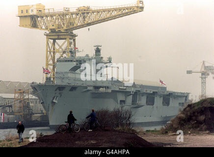 Die HMS Ocean, ein neuer Hubschrauberträger für die Royal Navy auf der VSEL Werft in Barrow in Furness, Cumbria heute (Freitag) vor einer Namenszeremonie, die später von der Queen durchgeführt werden soll. Foto von John Giles/PA Stockfoto