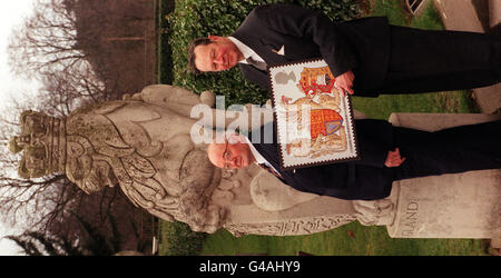 Sir Colin Cole (rechts), ehemaliger Garter King of Arms, Und Peter Brooke-Little, ehemaliger Clarenceux König der Waffen, im Royal Botanic Gardens Kew, mit einer der fünf Royal Mail Queen's Beasts Marken, die am Dienstag, 24. Februar, zur Feier des 650. Jahrestages des Ritterordens ausgegeben werden. Foto von Tony Harris. SEHEN SIE SICH DIE PA-GESCHICHTE AN. Stockfoto