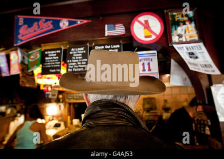 Ein Kunde steht in Reihe Louis mittags in New Haven, CT, USA, 26. Mai 2009. Stockfoto