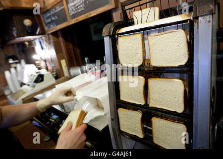 Vorbereitung Toast auf einen alten rotierenden Toaster bei Louis Mittagessen Hamburger gemeinsame in New Haven, CT, 26. Mai 2009. Stockfoto