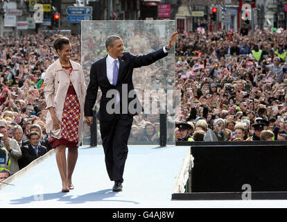 US-Präsident Barack Obama mit First Lady Michelle Obama, nachdem er eine Rede im College Green, Dublin, während seines Besuchs in Irland zu Beginn einer einwöchigen Europatour gehalten hatte. Stockfoto