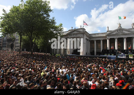 Vor der Rede von US-Präsident Barack Obama im College Green, Dublin, versammeln sich Menschenmassen während seines Besuchs in Irland zu Beginn einer einwöchigen Europatour. Stockfoto