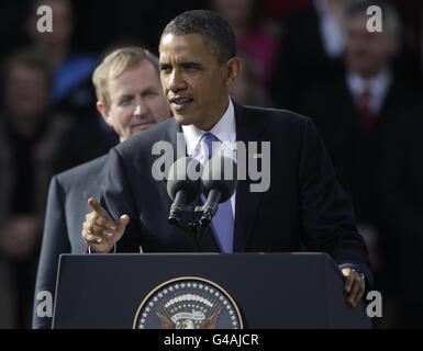 Taoiseach Enda Kenny blickt darauf, wie US-Präsident Barack Obama im College Green, Dublin, während seines Besuchs in Irland zu Beginn einer einwöchigen Europatour spricht. Stockfoto