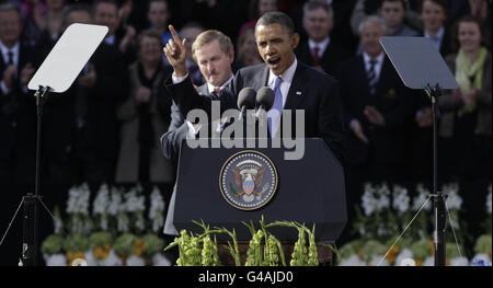 US-Präsident Barack Obama hält seine Rede im College Green, Dublin, während Taoiseach Enda Kenny auf seinen Besuch in Irland zu Beginn einer einwöchigen Europatour blickt. Stockfoto