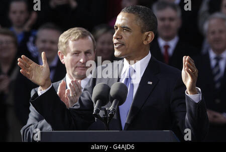 US-Präsident Barack Obama hält seine Rede im College Green, Dublin, während Taoiseach Enda Kenny auf seinen Besuch in Irland zu Beginn einer einwöchigen Europatour blickt. Stockfoto