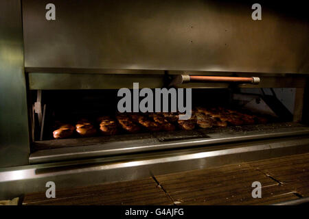 Vorbereitung Bagels in Murrays Bagel in der 8th Avenue in Chelsea, New York City, NY, USA Stockfoto