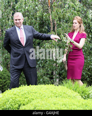 Prinz Andrew, Herzog von York und seine Tochter Prinzessin Beatrice besuchen Chelsea Flower Show in London. Stockfoto