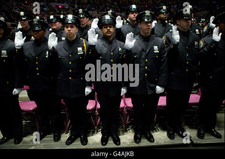 Rekruten von der New York Police Department-Klasse von 2005 sind während ihrer Abschlussfeier 29. Dezember 2005 vereidigt Stockfoto