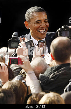 US-Präsident Barack Obama trifft sich mit Mitgliedern der Öffentlichkeit im College Green, Dublin, während seines Besuchs in Irland zu Beginn einer einwöchigen Europatour. Stockfoto
