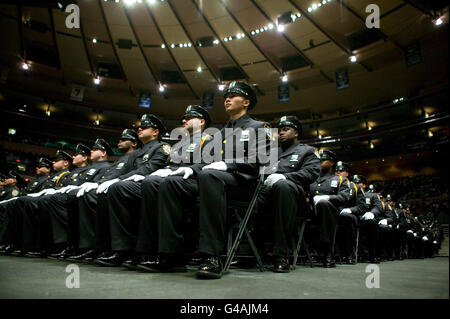 Rekruten von der New York Police Department-Klasse von 2005 besuchen ihre Graduierung Zeremonie, 29. Dezember 2005, New York City Stockfoto