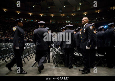 Rekruten der Klasse der Polizei von New York von 2005 nehmen ihre Positionen an der Madison Square Garden vor Stockfoto