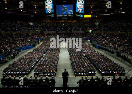 Polizei-Offizier Charles M. Mills liefert Jahrgangsbester Adresse während NYPDs Graduierung Zeremonie, 29. Dezember 2005, New York, USA Stockfoto