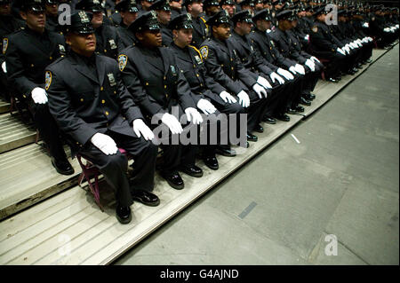 Rekruten des New York Police Department Klasse 2005 besuchen ihre Abschlussfeier 29. Dezember 2005, in New Stockfoto