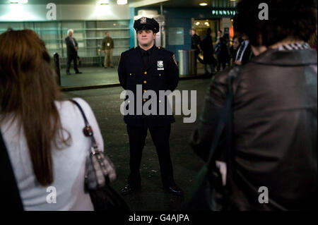 Neu in Polizisten Joseph uvenio geschworen (c) stellt für seine Familie nach Abschluss der nypd Klasse 2005, 29. Dezember Stockfoto