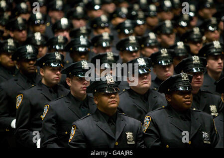 29. Dezember 2005 - New York City, NY - Rekruten des New York Police Department Klasse 2005 besuchen ihre graduat Stockfoto