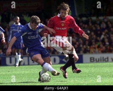 Korrigiert. Chelsea's Mark Hughes (links) und Manchester United's David Beckham kämpfen während des heutigen (Samstag) Premiership Clash an der Stamford Bridge um den Ball. Foto von Adam Butler/PA*EDI* Stockfoto