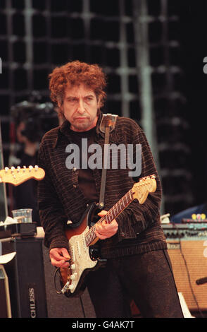 ROCKLEGENDE BOB DYLAN SPIELT BEIM MASTERCARD MASTERS OF MUSIC FESTIVAL IM HYDE PARK, LONDON, VOR GESCHÄTZTEN 150, 000 ZUSCHAUERN. 28/05/97: Der Veteran Sänger hat seine UK-Tour abgesagt, nachdem er eine ernsthafte Herzensangst erlitten hat. 27/09/97: Der erfahrene Sänger gehört zu den Nominierungen für den Nobelpreis für Literatur im nächsten Jahr. 23/06/04: Legendärer Folk- und Rock-Sänger Bob Dylan, der einen Ehrendoktortitel von einer britischen Universität erhielt. Die Universität von St Andrews machte Dylan zum Doktor der Musik während der heutigen Abschlussfeier in der Younger Hall. Die amerikanische Ikone hat immer nur eine akzeptiert Stockfoto