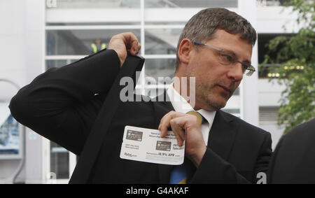 Fußball - Nations Cup - Schottland-Team am Flughafen Glasgow. Schottland-Manager Craig Levein kommt am Flughafen Glasgow an, bevor er nach Dublin fliegt, um das Spiel Schottlands gegen Wales beim Nations Cup zu besuchen. Stockfoto