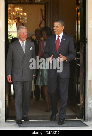 Präsident der Vereinigten Staaten Barack Obama spricht mit dem Prinzen von Wales, als sie am ersten Tag seines dreitägigen Staatsbesuchs in Großbritannien das Winfield House, die offizielle Residenz des US-Botschafters, im Regent's Park im Zentrum von London verlassen. Stockfoto