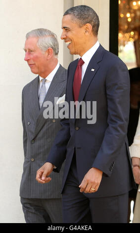 Präsident der Vereinigten Staaten Barack Obama spricht mit dem Prinzen von Wales, als sie am ersten Tag seines dreitägigen Staatsbesuchs in Großbritannien das Winfield House, die offizielle Residenz des US-Botschafters, im Regent's Park im Zentrum von London verlassen. Stockfoto