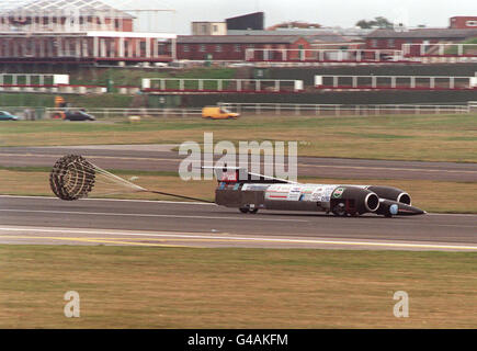 RICHARD NOBLE'S THRUST SSC (ÜBERSCHALLWAGEN), DER VOM GESCHWADERFÜHRER ANDY GREEN ANGETRIEBEN WIRD, WIRD BEI DER VERTEIDIGUNGSFORSCHUNGSAGENTUR IN FARNBOROUGH IN SEINEM ERSTEN ÖFFENTLICHEN PROZESS GETESTET. DAS AUTO WIRD VOR DEM GESCHWINDIGKEITSREKORD IN DER JORDANISCHEN WÜSTE WEITERE TESTS DURCHFÜHREN. Stockfoto