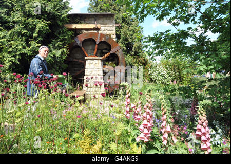 Chelsea Flower Show 2011. Ein Mann spaziert bei der Chelsea Flower Show durch den mit Gold ausgezeichneten Leeds City Council HESCO Garden. Stockfoto