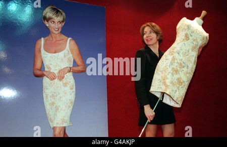 Susan Martin, Organisatorin der einzigartigen Wohltätigkeitsveranstaltung Diana, Princess of Wales - A Tribute in Dress, die der Diana, dem Princess of Wales Memorial Fund und dem Midlands Center for Spinal Injuries zugute kommen wird. Die Veranstaltung umfasst eine Ausstellung mit Kleidern, die von der Prinzessin getragen werden, und eine Gala-Modenschau mit Frühlings- und Sommerkollektionen führender britischer Designer. Eine Reihe führender Modedesigner, darunter Catherine Walker, Elizabeth und David Emanuel sowie Bruce Oldfield, unterstützen die Hommage, die in Oswestry, Shropshire, stattfinden wird. Siehe PA Story DIANA Ball. Stockfoto