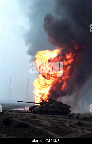 KUWAIT-ÖLFELD BURNS Stockfoto