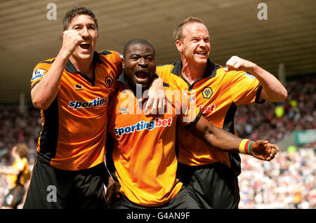 George Elokobi von Wolverhampton Wanderers feiert das dritte Tor seines Teams mit Stephen ward und Jody Craddock während des Barclays Premier League-Spiels im Stadium of Light, Sunderland. Stockfoto