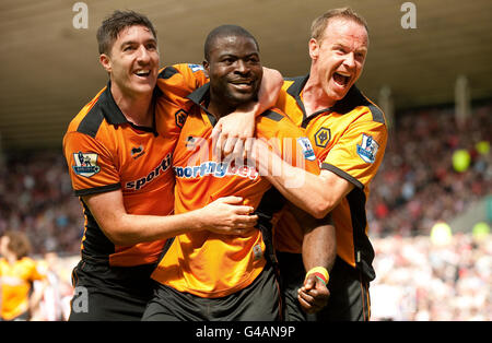 George Elokobi von Wolverhampton Wanderers feiert das dritte Tor seines Teams mit Stephen ward und Jody Craddock während des Barclays Premier League-Spiels im Stadium of Light, Sunderland. Stockfoto