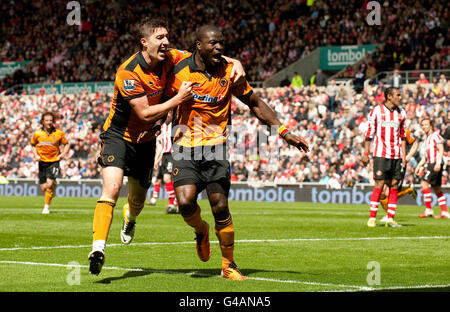 George Elokobi von Wolverhampton Wanderers feiert das dritte Tor seines Teams mit Stephen ward während des Spiels der Barclays Premier League im Stadium of Light, Sunderland. Stockfoto