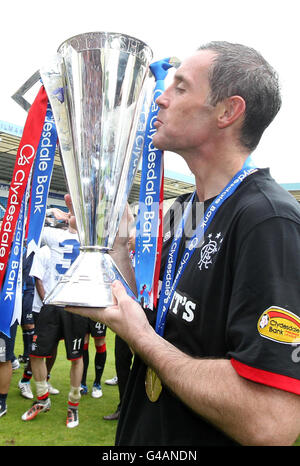 Ranger's David Weir mit der Scottish Premier League Trophy während des Clydesdale Bank Scottish Premier League Spiels im Rugby Park, Kilmarnock. Stockfoto