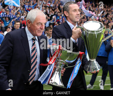 Fußball - Clydesdale Bank Scottish Premier League - Rangers Celebrations - Ibrox Stadium. Walter Smith, Manager der Rangers, und David Weir bei den Siegerfeiern der Scottish Premier League der Clydesdale Bank in Ibrox, Glasgow. Stockfoto