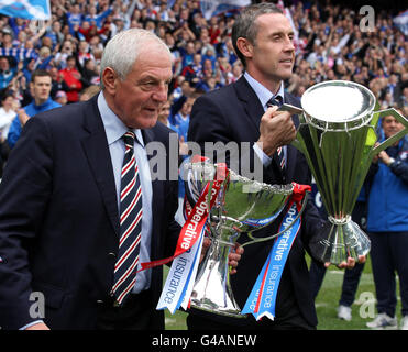 Fußball - Clydesdale Bank Scottish Premier League - Rangers Celebrations - Ibrox Stadium. Walter Smith, Manager der Rangers, und David Weir bei den Siegerfeiern der Scottish Premier League der Clydesdale Bank in Ibrox, Glasgow. Stockfoto