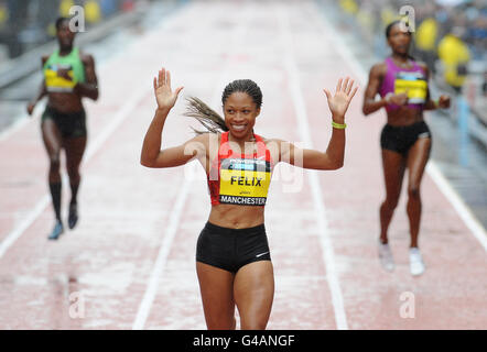 Die US-Amerikanerinnen Allyson Felix feiert den Sieg beim 200m Sprint-Rennen der Frauen bei den Great City Games in Manchester. Stockfoto