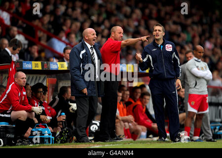 Fußball - npower Football League Two - Play Off Halbfinale - Erstes Bein - Stevenage gegen Accrington Stanley - das Lamex Stadium. John Coleman (links), Manager von Accrington Stanley, schreit aus der Kontaktlinie Stockfoto