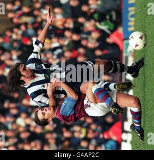 West Bromwich Albions Ian Hamilton (rechts) wird von Lee Hendrie von Aston Villa während des heutigen (Samstag) FA Cup 4. Spielrunde in Villa Park angegangen. Aston Villa triumphierte über ihre Midlands Rivalen mit 4 Toren auf Null. Bild von David Jones/PA. Stockfoto