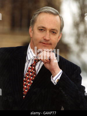 DER EHEMALIGE TORY-ABGEORDNETE NEIL HAMILTON POSIERT FÜR DIE MEDIEN IN LONDON. 15/11/99 beginnt eine Verleumdungsklage von Herrn Hamilton gegen Herrn Fayed wegen der Behauptungen, er habe Bargeld und andere Gefälligkeiten akzeptiert, als Gegenleistung für Fragen im Parlament. Stockfoto