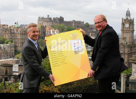 Paul Bush, Chief Executive von Event Scotland (rechts), und Paul Deighton, CEO von LOCOG (links), helfen beim Start der schottischen Etappe der Londoner olympischen Fackellauf 2012 auf Calton Hill in Edinburgh, Schottland. Stockfoto