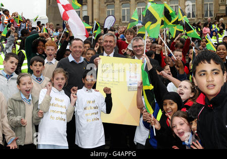 Fackelträger-Nominierter Mick McCann (links), ehemaliger Athlet David Moorcroft und Mitglied des Stadtrats für Freizeit, Sport und Kultur Martin Mullaney (rechts) helfen beim Start der West Midlands-Etappe der London 2012 Olympic Fackel-Staffel in Victoria Square, Birmingham. Stockfoto