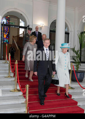 Königin Elizabeth II. Trifft den irischen Premierminister Enda Kenny am zweiten Tag ihres Staatsbesuches in Irland in Regierungsgebäuden. DRÜCKEN SIE VERBANDSFOTO. Bilddatum: Mittwoch, 18. Mai 2011. Siehe PA Geschichte IRISH Queen. Bildnachweis sollte lauten: Maxwells/PA Wire Stockfoto